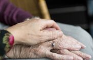 Dans les EPHAD, rester humain malgré la crise